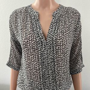 GAP Black and White Printed V-Neck Blouse Sz XS Gently Used